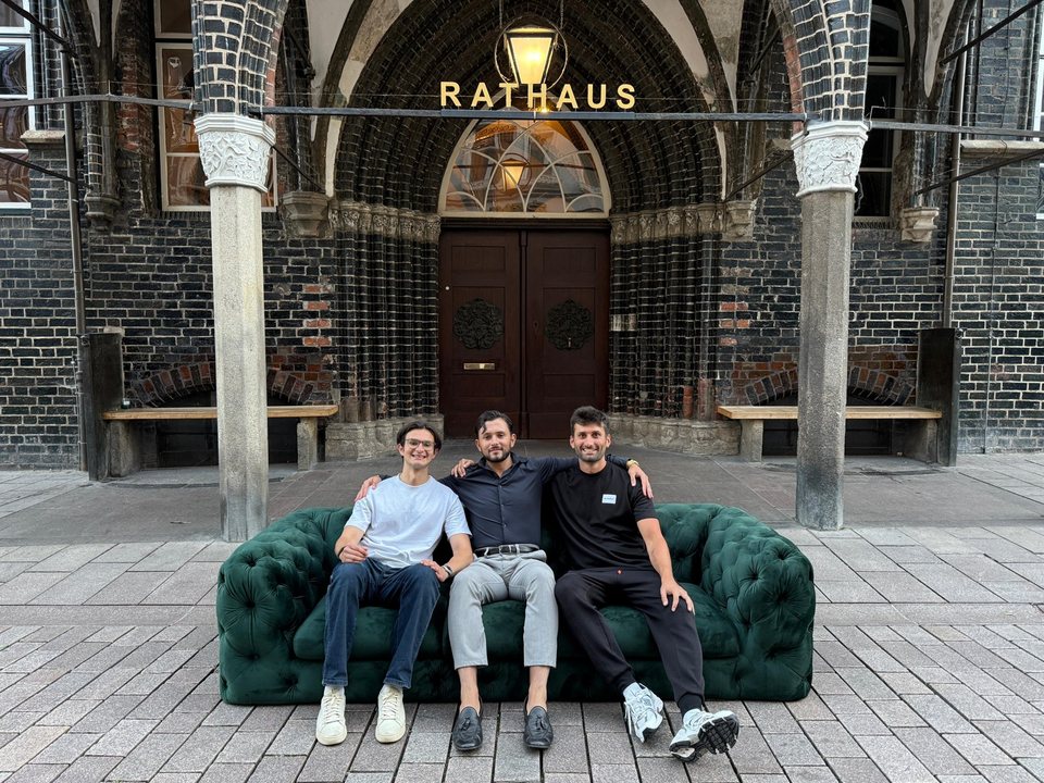 Team vor dem Rathaus